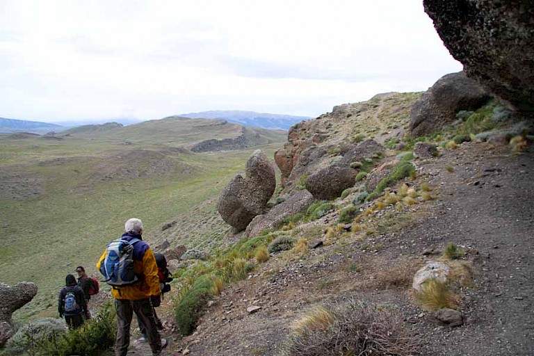 Wandelen door het ruige landschap NP Torres del Paine.