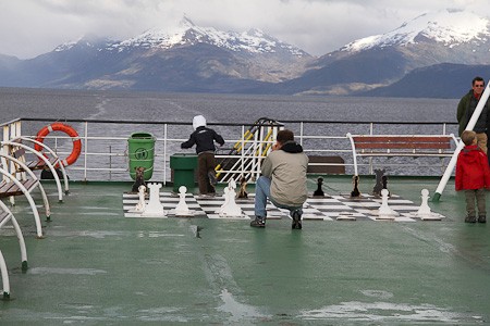 Spelen op het bovendek. Veerbootreis Evangelistas Puerto Montt - Puerto Natalis, Chili.