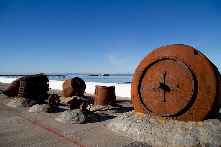 Kunstwerk aan de waterkant in Punta Arenas (Chili).