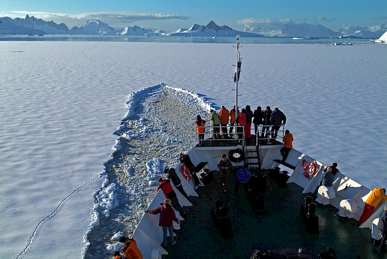 De Ushuaia vaart soms het ijs in. Foto: Antarpply Expeditions.
