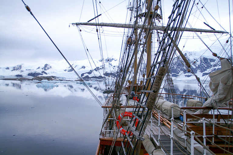Varend bij Antarctica.