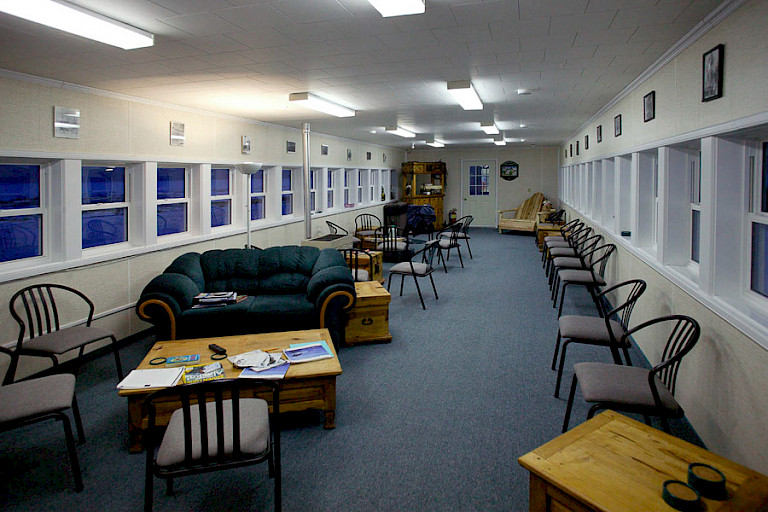 De lounge in de Tundra Buggy Lodge.