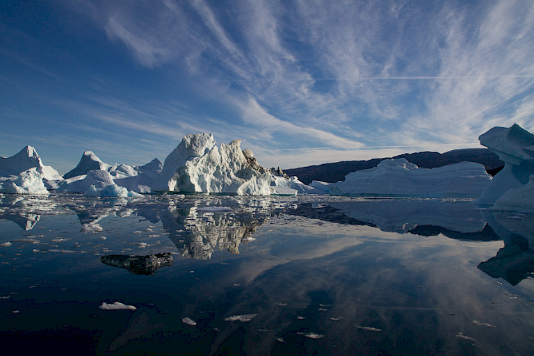 IJsbergen drijven rond in het hele fjordenstelsel.