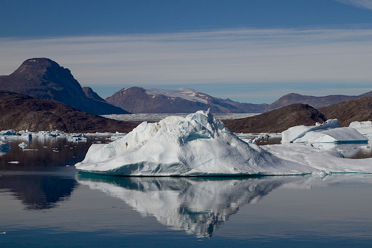 IJs, gletsjers en dieprood gebergte vormen een indrukwekkend panorama.