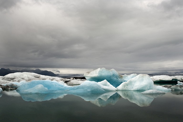 IJsbergen in het gletsjermeer Jokullsárlón.