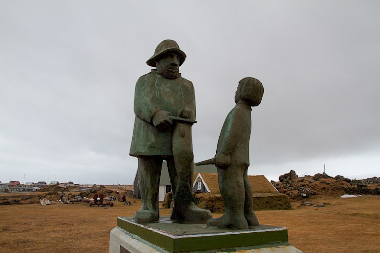 Standbeeld bij het openluchtmuseum van Ólafsvík.