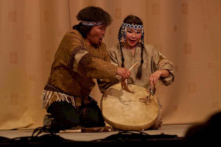 Uitvoering van traditionele dansen in Esso.