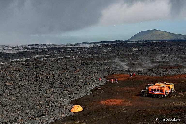 Aan de rand van het plateau dat ontstaan is bij de eruptie van 2013 van de Tolbatsjikvulkaan. Foto: Irina Deletskaya