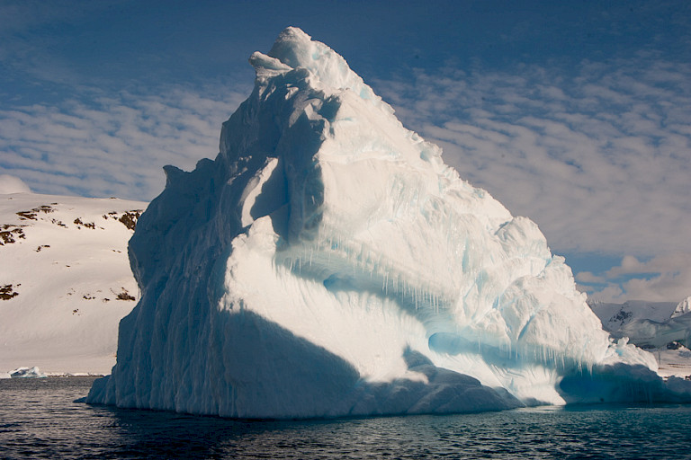 Immense ijsbergen dobberen overal rond.