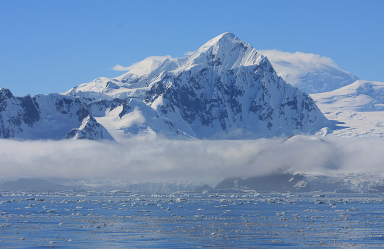 De hoge bergen rondom onderzoeksstation Vernadsky.