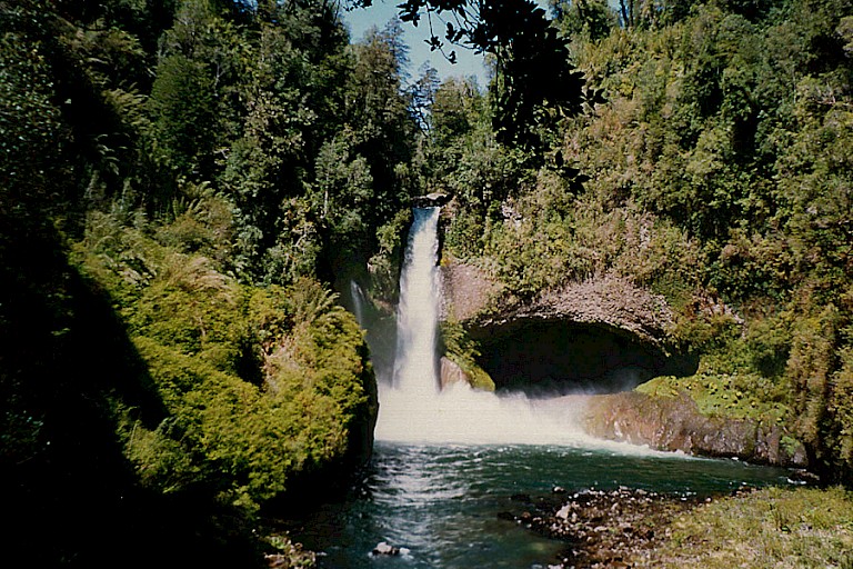 Waterval in de Rio Bonito, Chili.