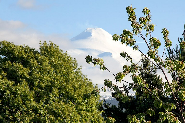 Vanuit Pucon is de vulkaan Villarrica bijna altijd te zien.