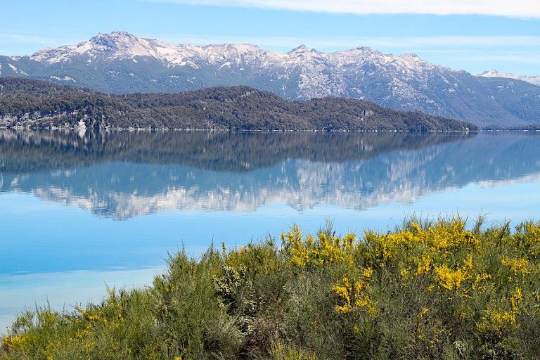 Uitzicht op het Lago Nahuel Huapi tijdens de rit van Bariloche naar San Martin de los Andes.