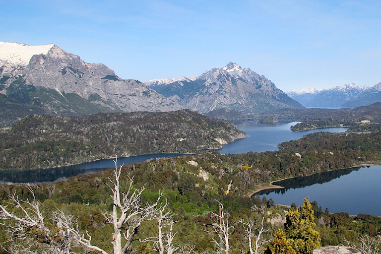 Uitzicht op de bergen en meren vanaf Cerro Companaria in Bariloche.