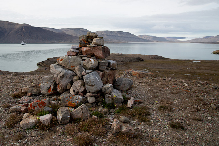 Inukshuk, wegwijzer en/of informatiebron voor Inuitjagers.