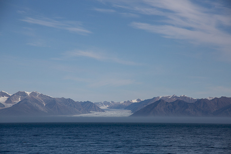 Immense berglandschap met gletsjers langs de Lancaster Sound.