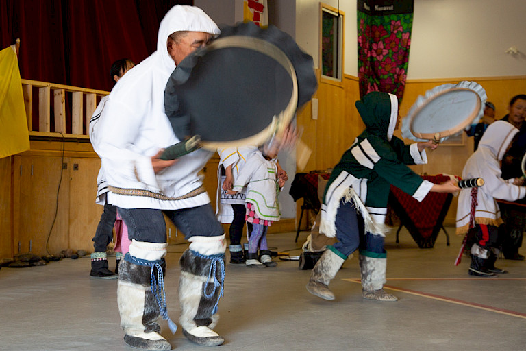 De drumdansers in Mittimatilik (Pond Inlet).
