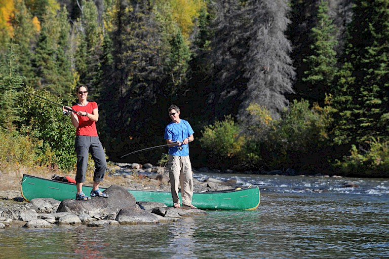 De hengel uitgooien voor een visje bij het diner.