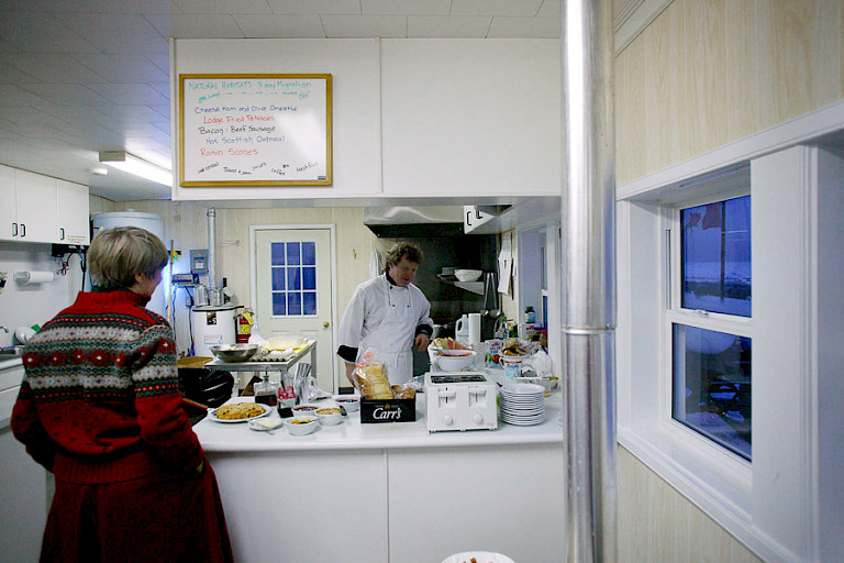 Ontbijt in de Tundra Buggy Lodge, Churchill.