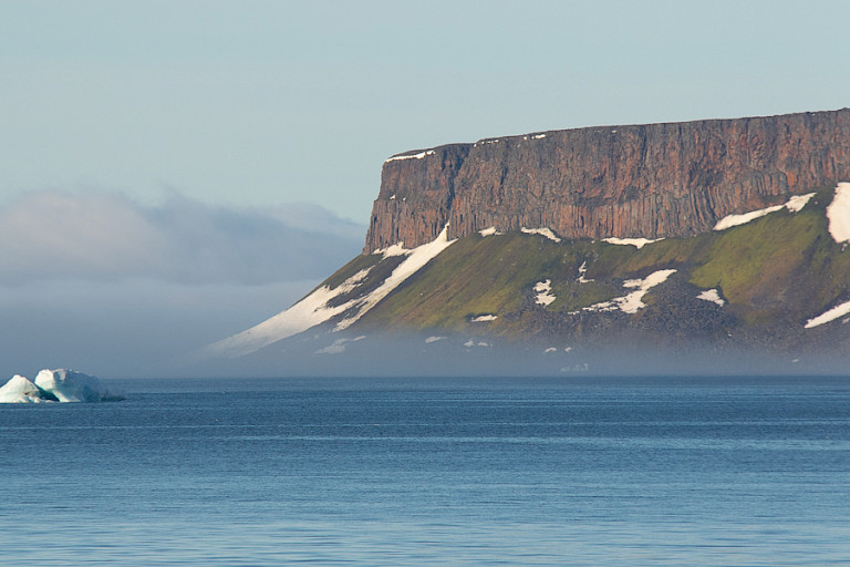 De typische tafelbergen in Franz Josefland.