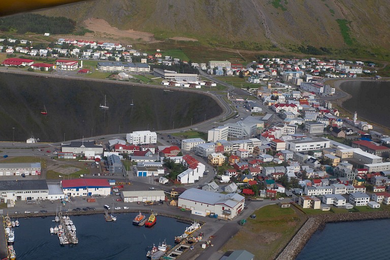 Isafjörður, de hoofdstad van de Vesfjorden, IJsland.