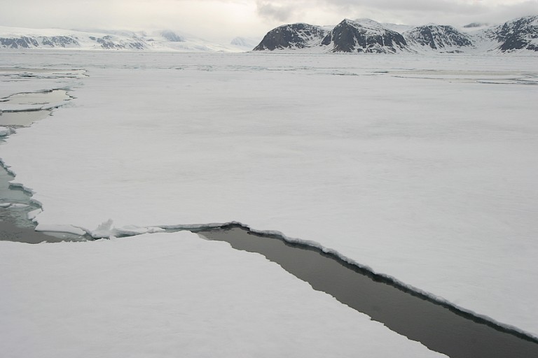 Het ijs blokkeert de verdere doorgang.