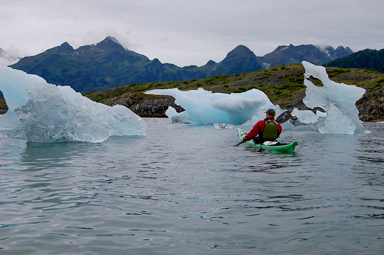 Kajakken tussen de ijsbergen bij Seward.