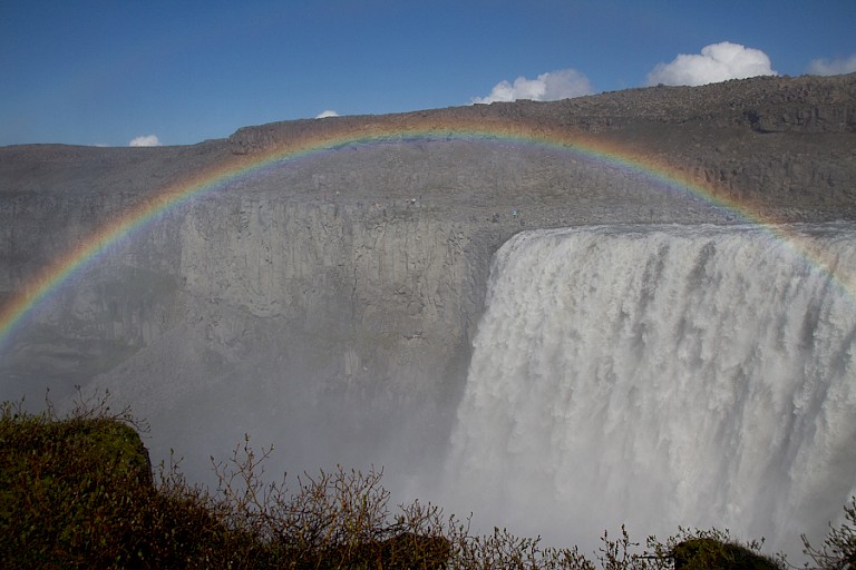 Regenboog boven de Dettifoss.