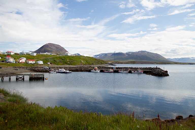 Langs de kust liggen gehuchten met een haventje.