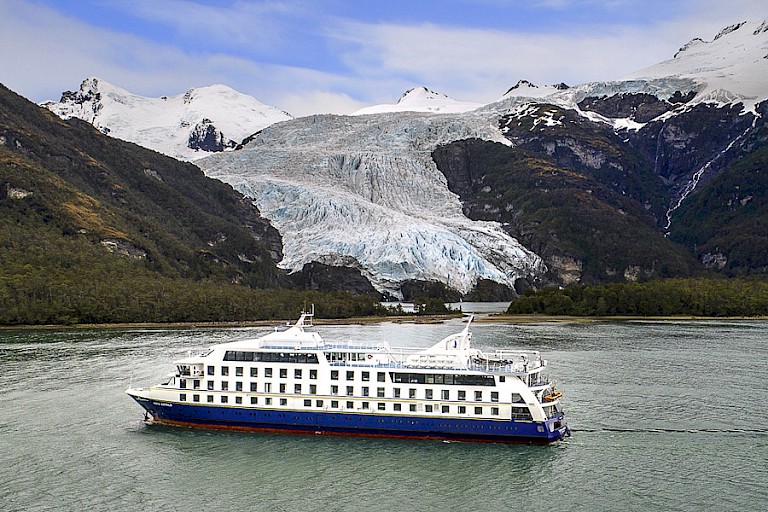 Ventus Australis varend in Glacier Alley, Patagonië.