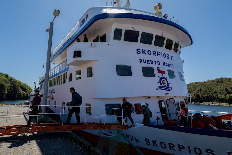 Skorpios II aan de kade van Puerto Aguirre