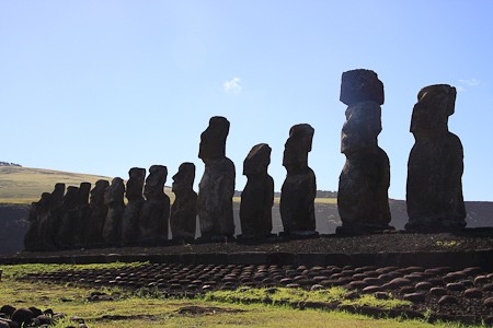 Beeldenrij (Maois) bij Ahu Tongariki, Paaseiland, Chili