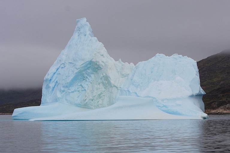 Enorme gestrande ijsberg in de Qooroqfjord.