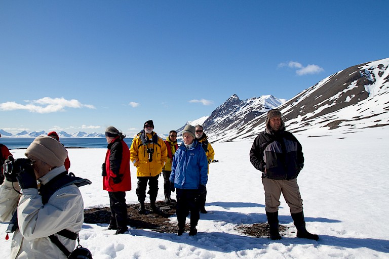 Wandelen en rondkijken in het besneeuwde landschap.