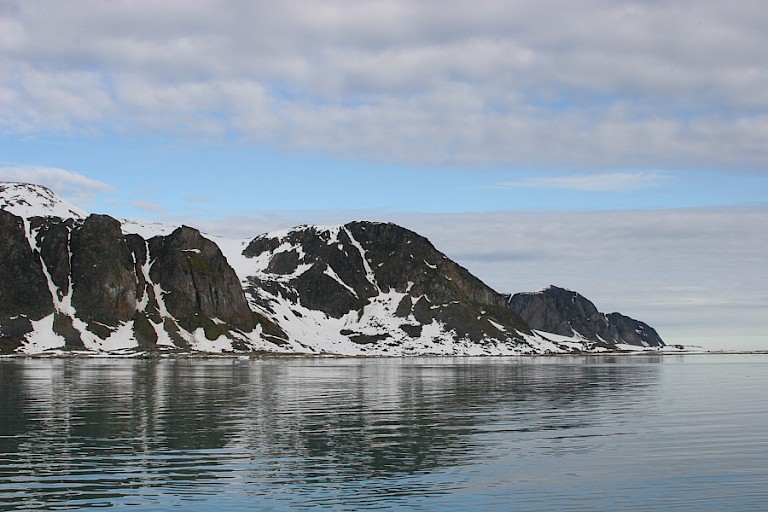 Het ruige berglandschap aan de noordkust van Spitsbergen.