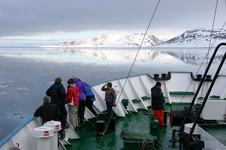 De boeg van het schip is een goede uitkijkpost.