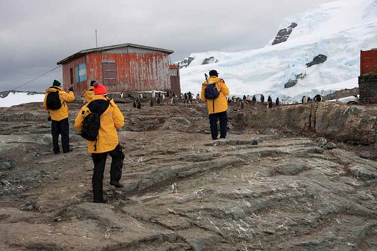 Aan land wandelen binnen de aangegeven grenzen.