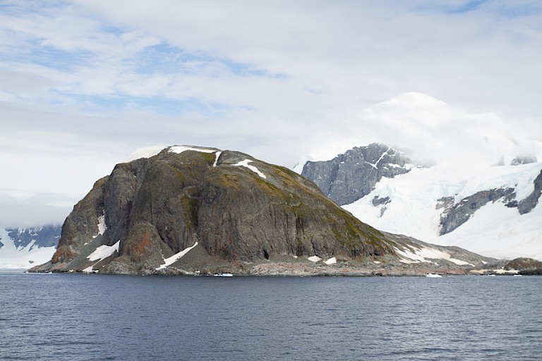 De kenmerkende rots van het eiland Cuvervill