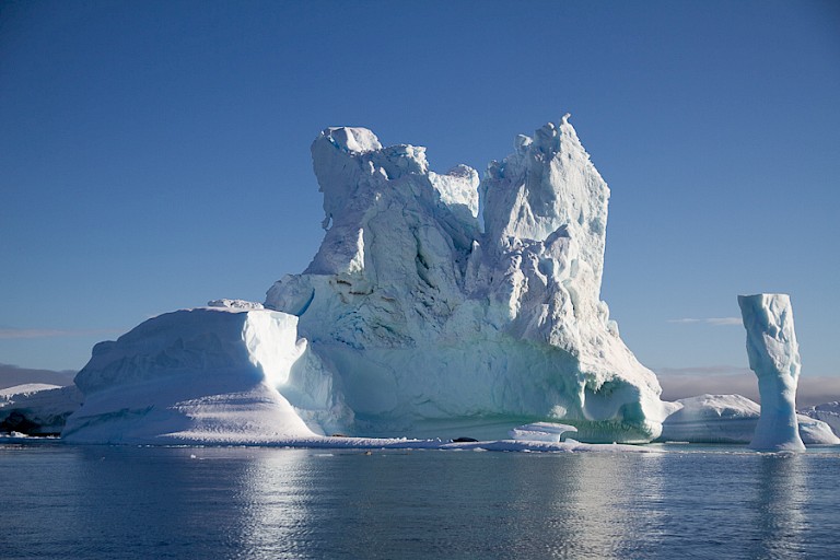 Enorme ijsbergen bij Antarctica