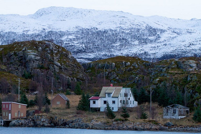 Kenmerkende Noorse huisjes langs de oever.