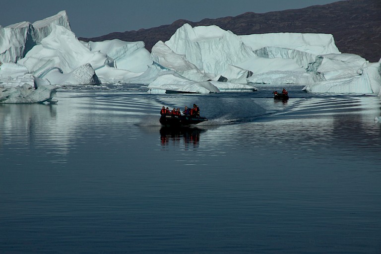 Zodiactocht tussen de ijsbergen.