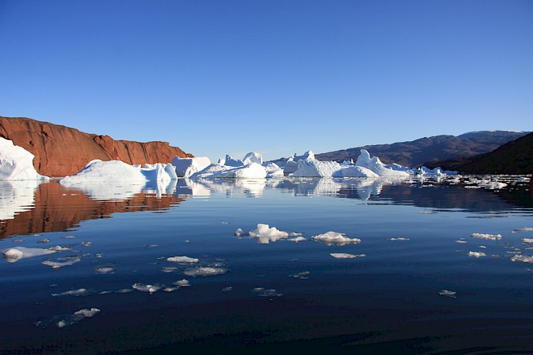IJsbergen dobberen overal rond.