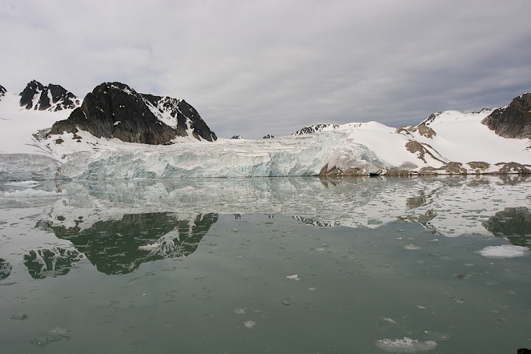 Raudfjord in het noorden van Spitsbergen.