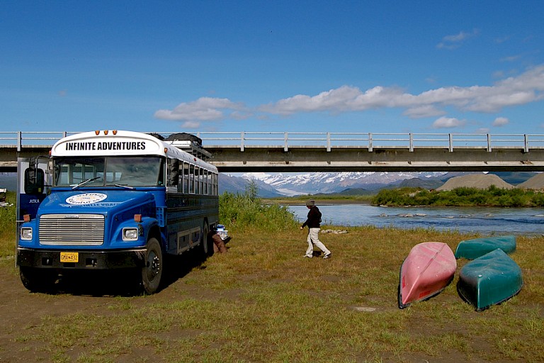 De kano's liggen klaar voor de eerste kanotocht.
