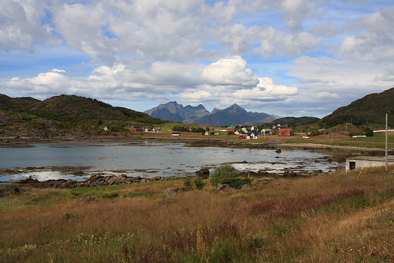 Wandelen langs de oever met mooie herfsttinten.