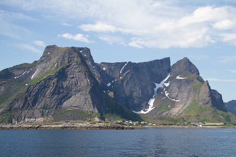 Het indrukwekkende berglandschap van de Lofoten.