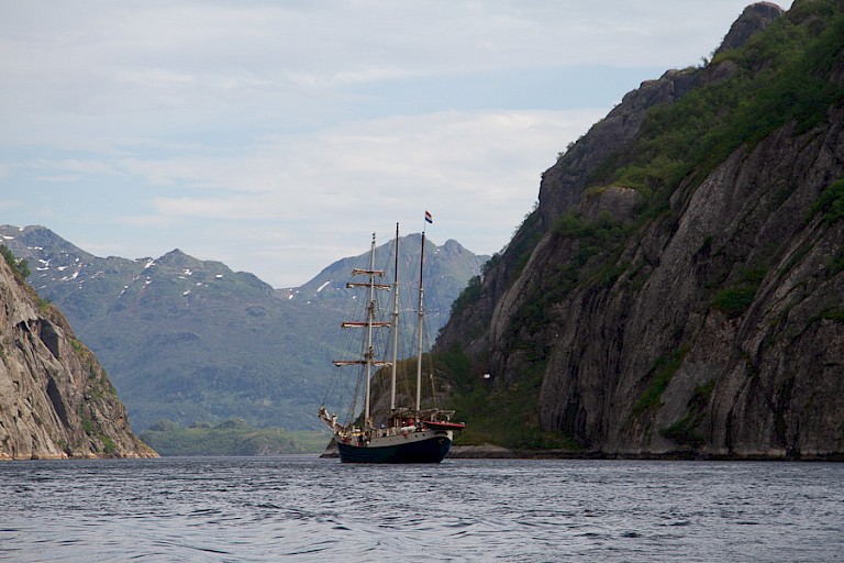 De Antigua in de ingang van de Trollfjord.