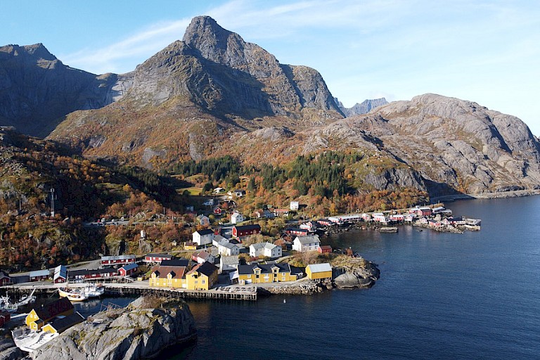 Na een wandeling bergopwaarts heb je een panoramisch uitzicht op Nusfjord.