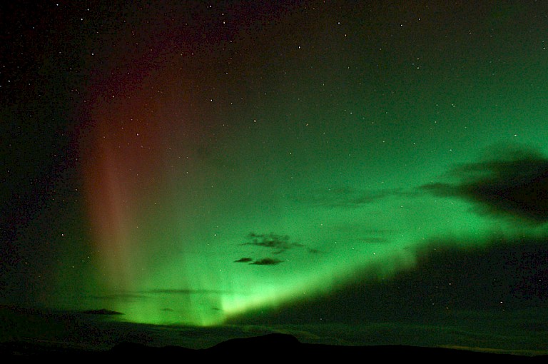 Soms kunnen ook rode tinten in het noorderlicht gezien worden.