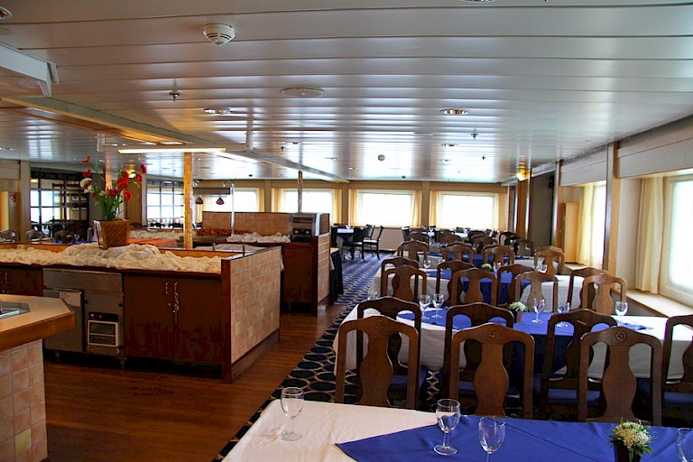 Restaurant aan boord van expeditiecruiseschip Expedition.